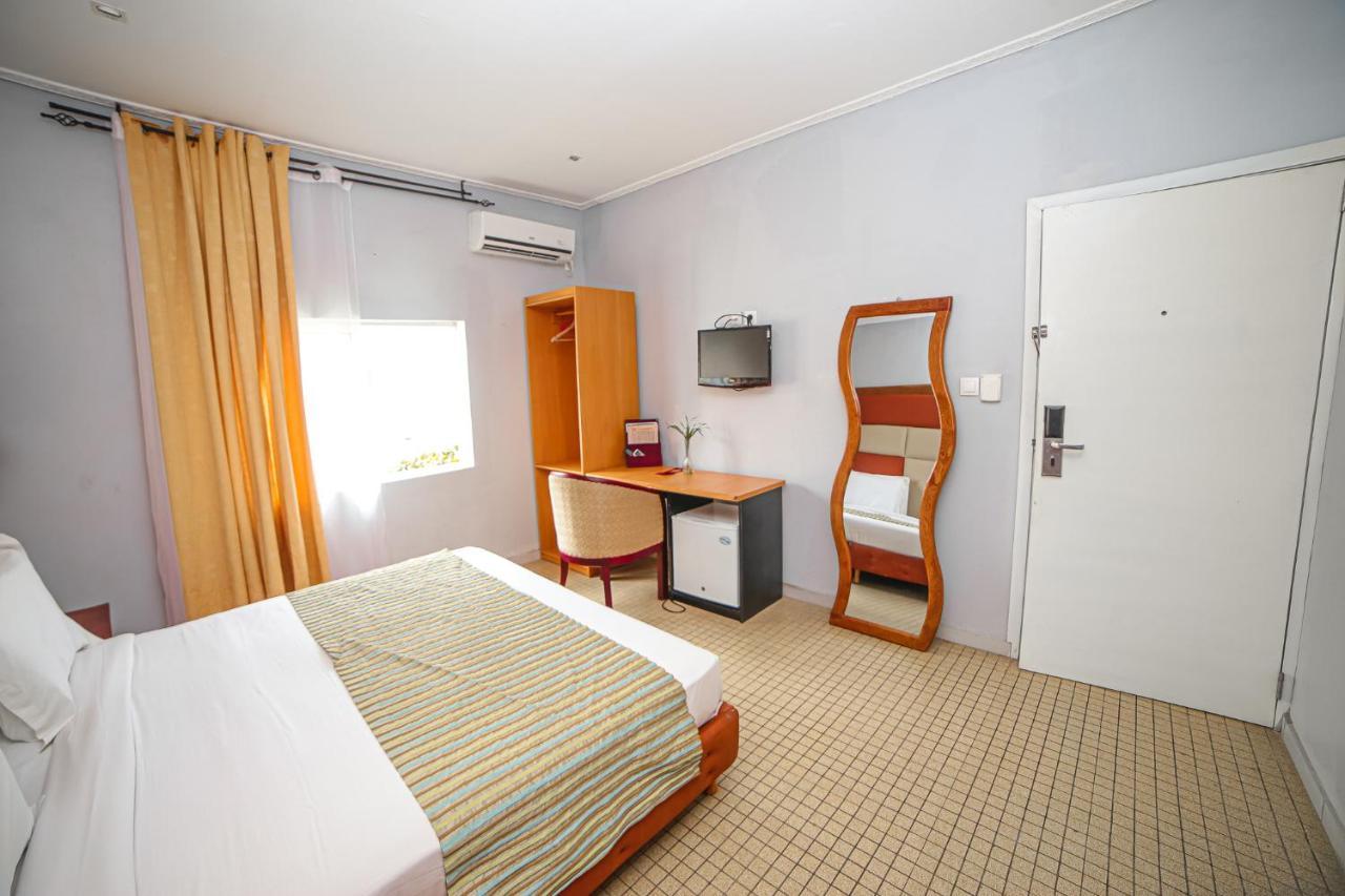 Fini Hotel Bobende Limbe Dış mekan fotoğraf